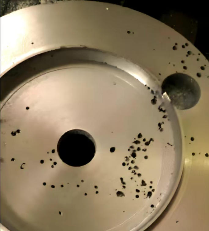 Značilnosti in preprečevalni ukrepi subkutane poroznosti v delih sivega litega železa