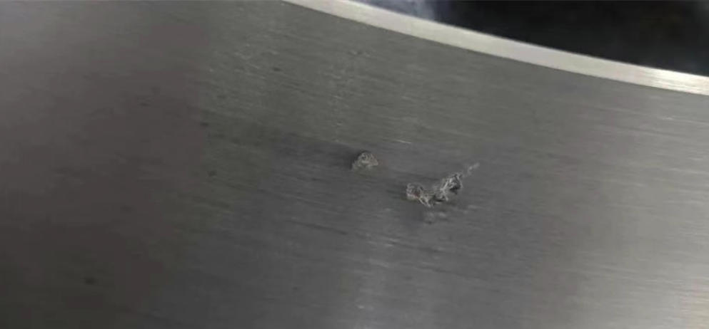 Značilnosti in preventivni ukrepi padavin pore v sivem litem železu