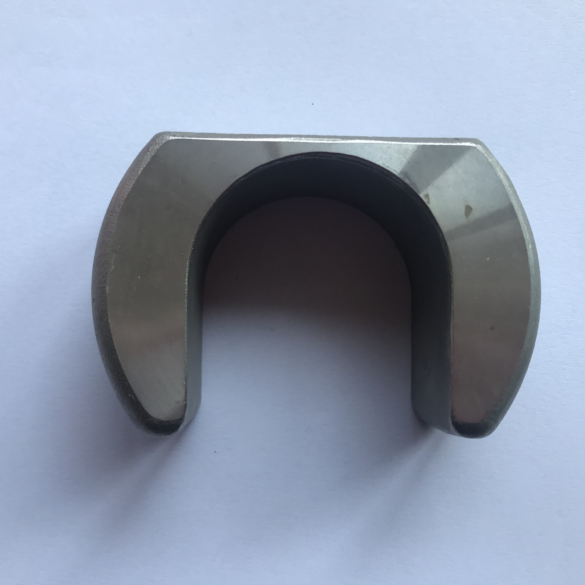 Kaj je razlog za razslojevanje lupine iz peska vodnega stekla med postopkom vložnega oblikovanja?