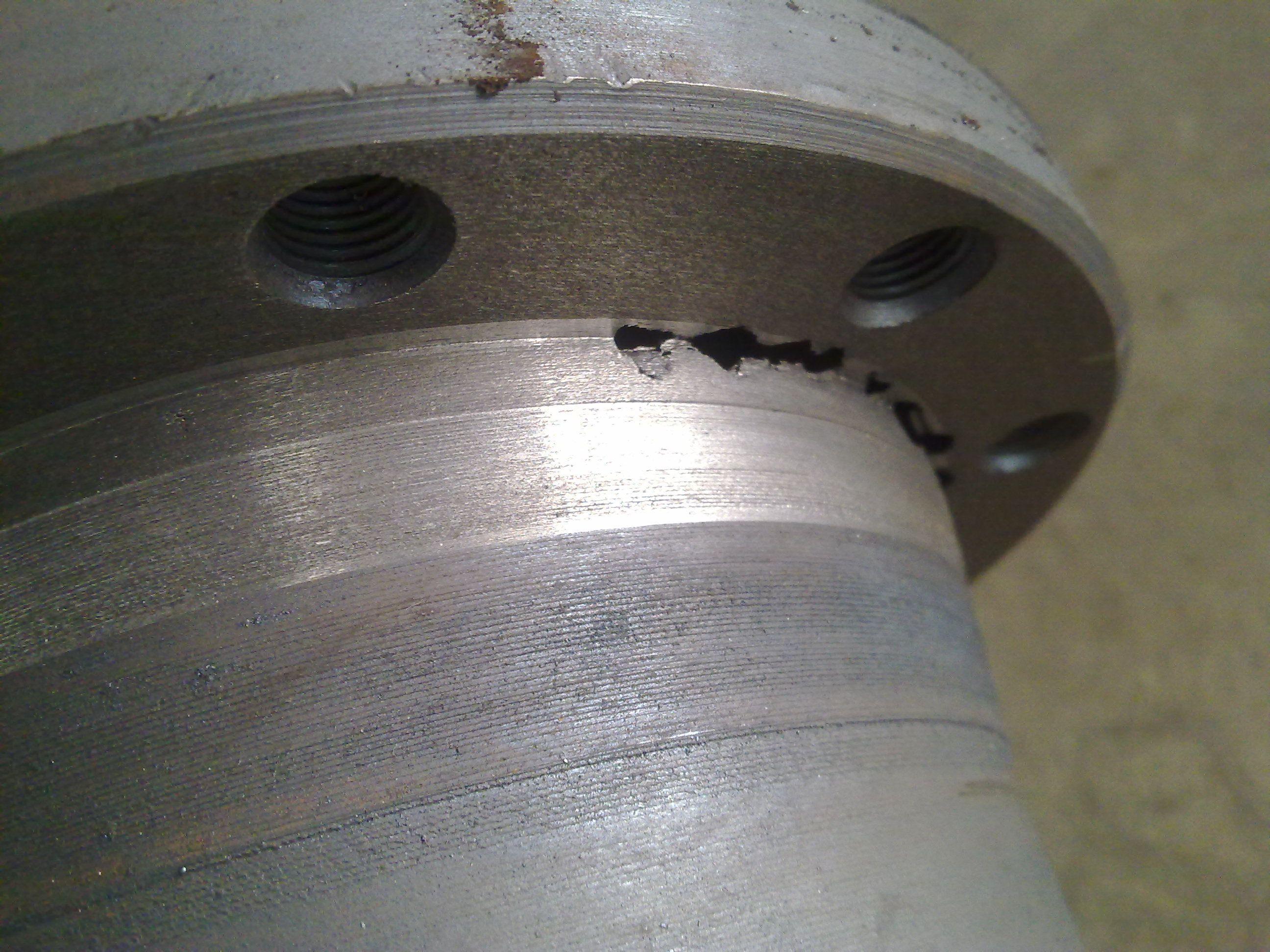 Kateri so vzroki za napake pri razpokah litega jekla?