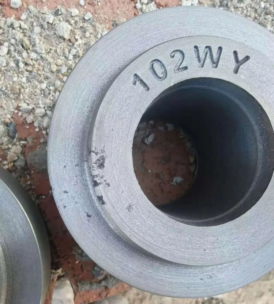 Kakšne so značilnosti napak pri izpiranju peska pri proizvodnji delov iz sive litine z uporabo zelenega peska? Kakšna je razlika med okvarami žlindre oči?