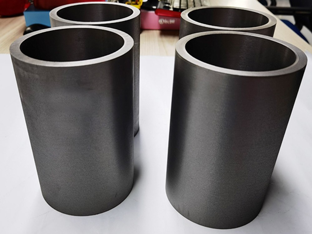 Kakšni so učinki visoke ali nizke količine silicija na zmogljivost mehanske obdelave sive litine 200?