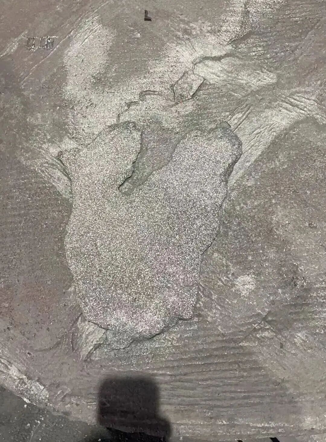 Kako je mogoče odpraviti napake, kot so peščeni mozolji na zgornji površini delov iz sive litine, izdelanih z litjem iz smolnega peska?